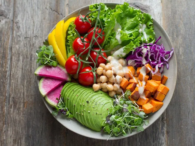 Bowl of salad with avocado, chickpeas and vegetables