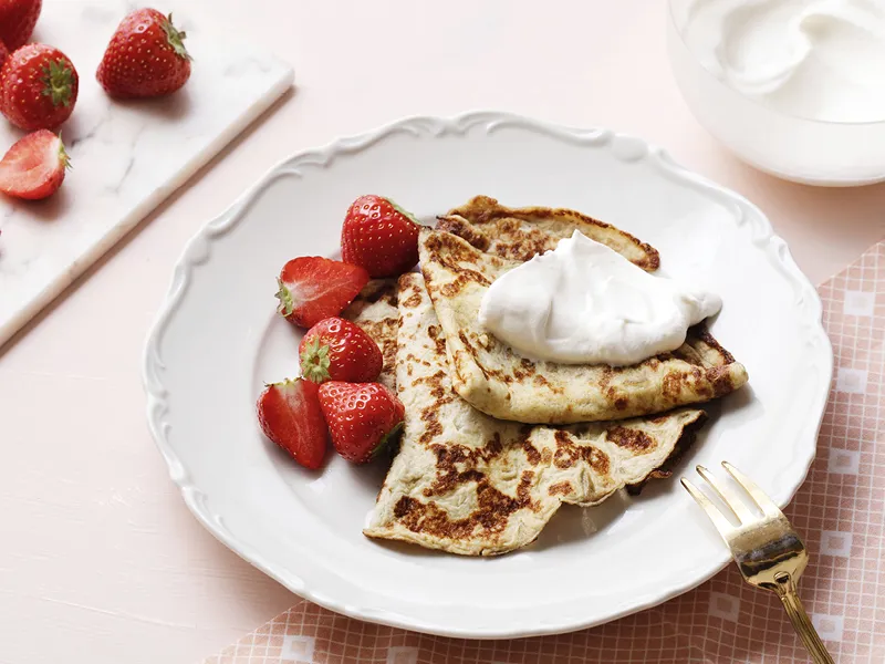 Pancakes with strawberries and natural yoghurt